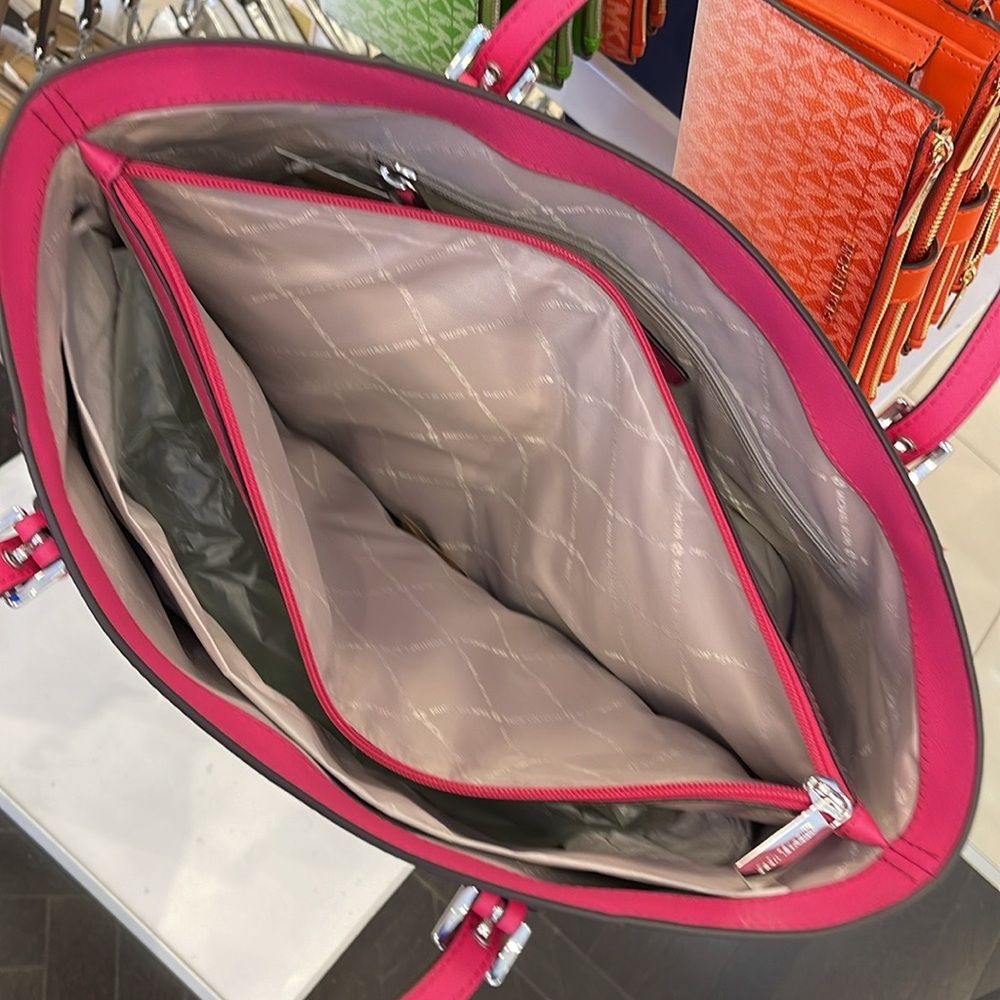 Michael Kors Voyager Large Saffiano Leather Tote Bag
Dragonfruit 
NWT - Picture 5 of 16